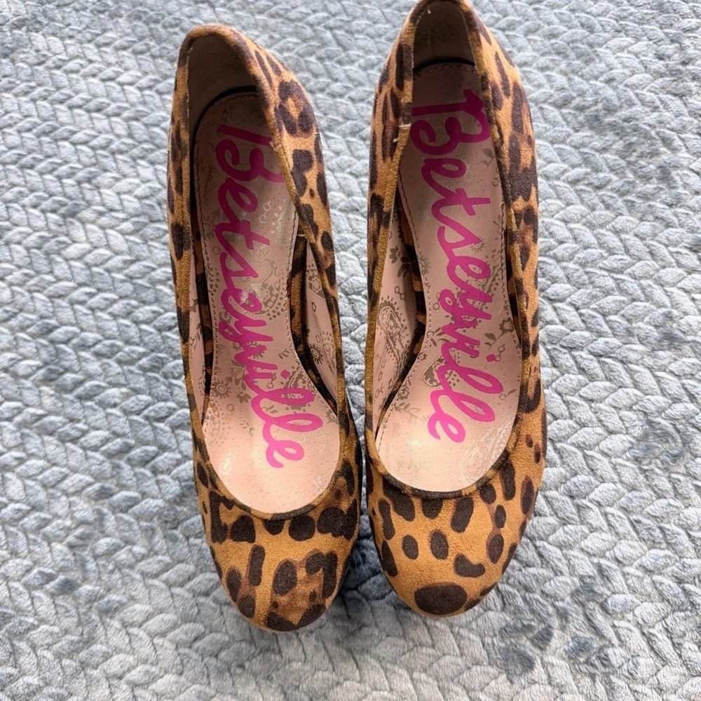 Betsy Johnson Gracie Leopard Purple Platform Faux Fur Pump size 6.5